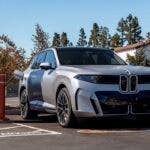 BMW iX5 elettrica in ricarica presso colonnina IONNA
