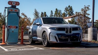 BMW iX5 elettrica in ricarica presso colonnina IONNA