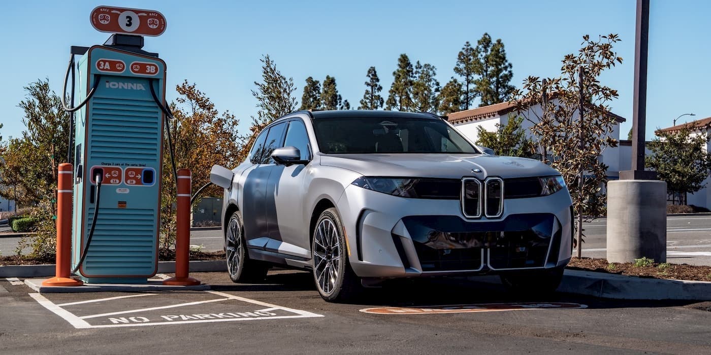 BMW iX5 elettrica in ricarica presso colonnina IONNA