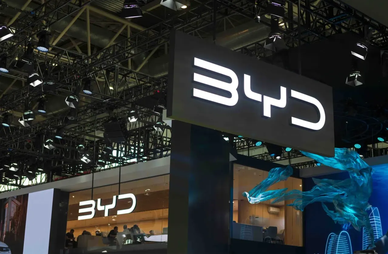 Insegna BYD illuminata in uno stand fieristico