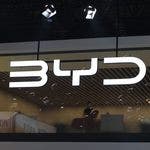 Logo BYD luminoso su stand fieristico