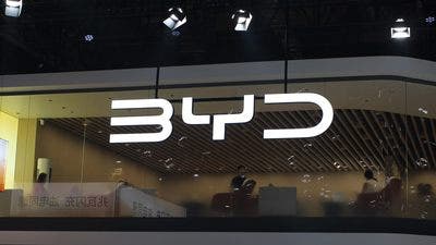 Logo BYD luminoso su stand fieristico