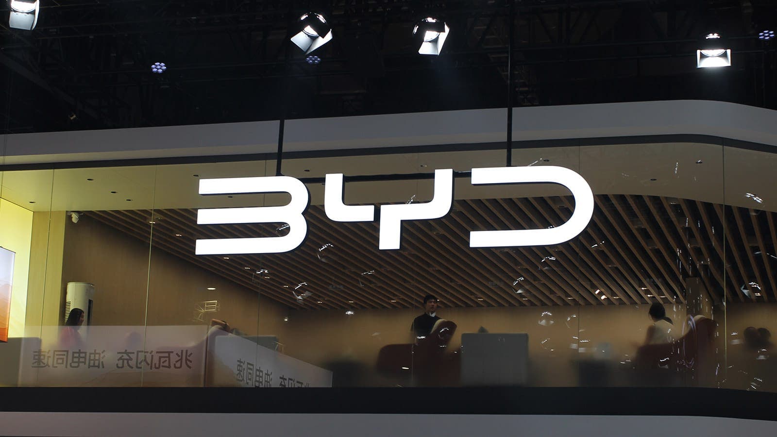 Logo BYD luminoso su stand fieristico
