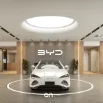 Showroom BYD moderno con auto elettriche bianche
