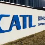 Logo CATL sulla facciata di uno stabilimento