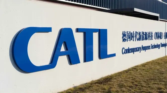 Logo CATL sulla facciata di uno stabilimento