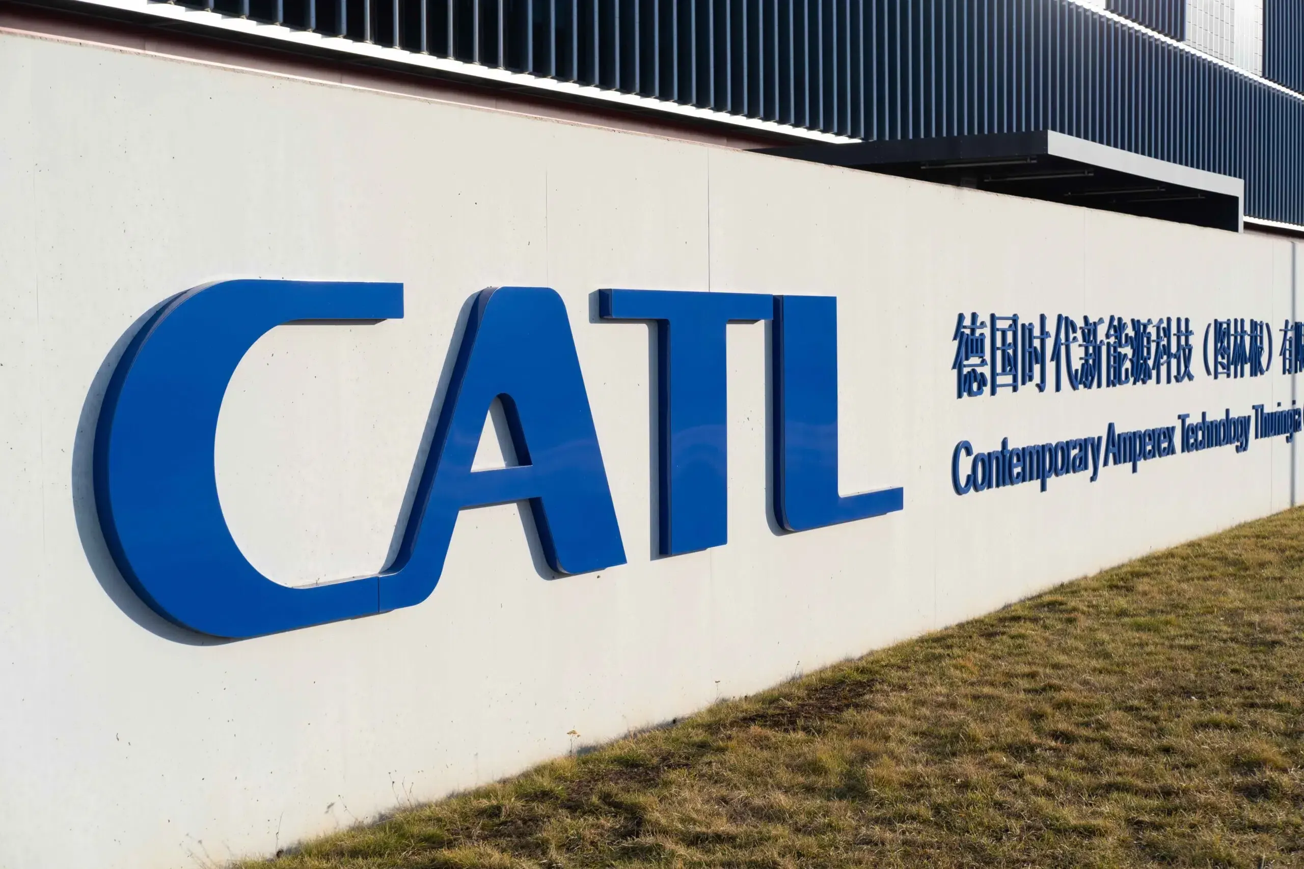 Logo CATL sulla facciata di uno stabilimento