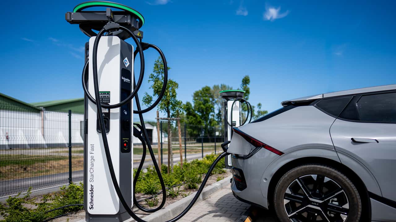 auto elettrica, batteria in carica