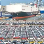Nave BYD attraccata accanto a migliaia di auto