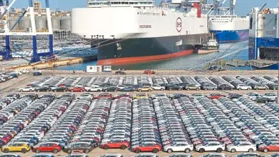 Nave BYD attraccata accanto a migliaia di auto