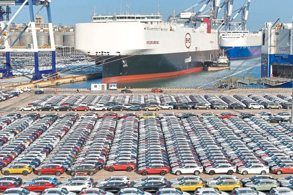 Nave BYD attraccata accanto a migliaia di auto