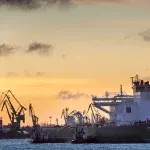 Nave cargo ormeggiata al porto al tramonto