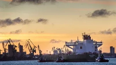 Nave cargo ormeggiata al porto al tramonto