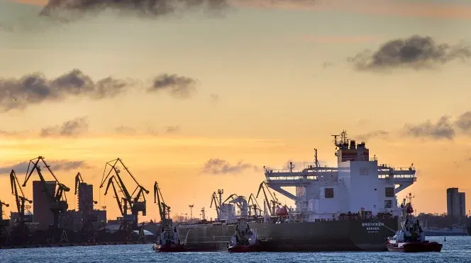 Nave cargo ormeggiata al porto al tramonto