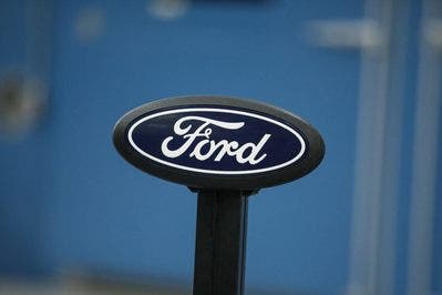 Logo Ford ovale su supporto nero