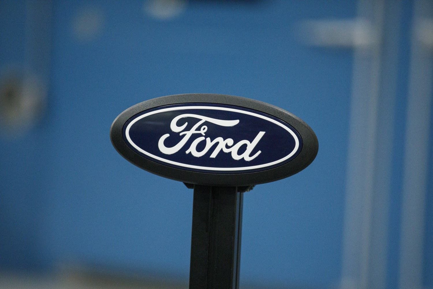 Logo Ford ovale su supporto nero