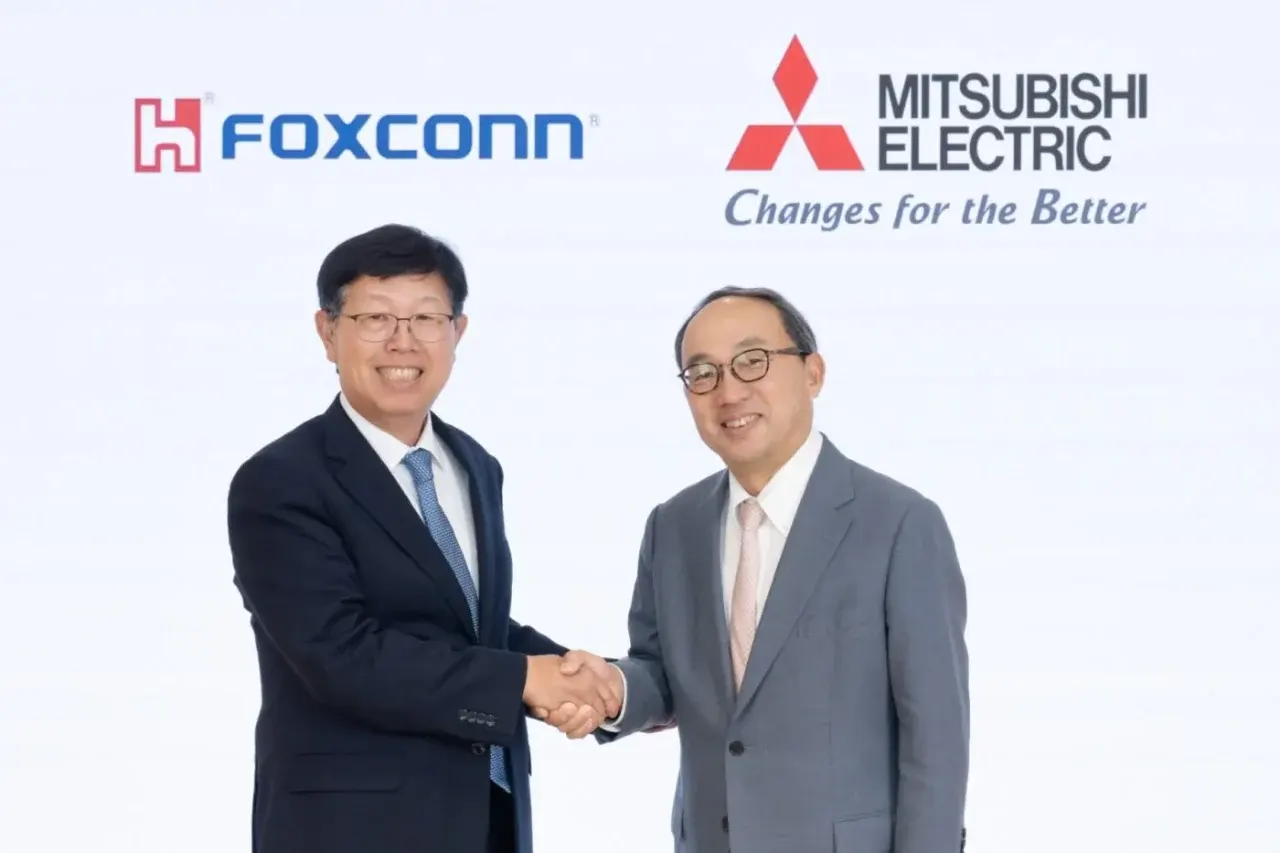 Dirigenti Foxconn e Mitsubishi Electric si stringono la mano