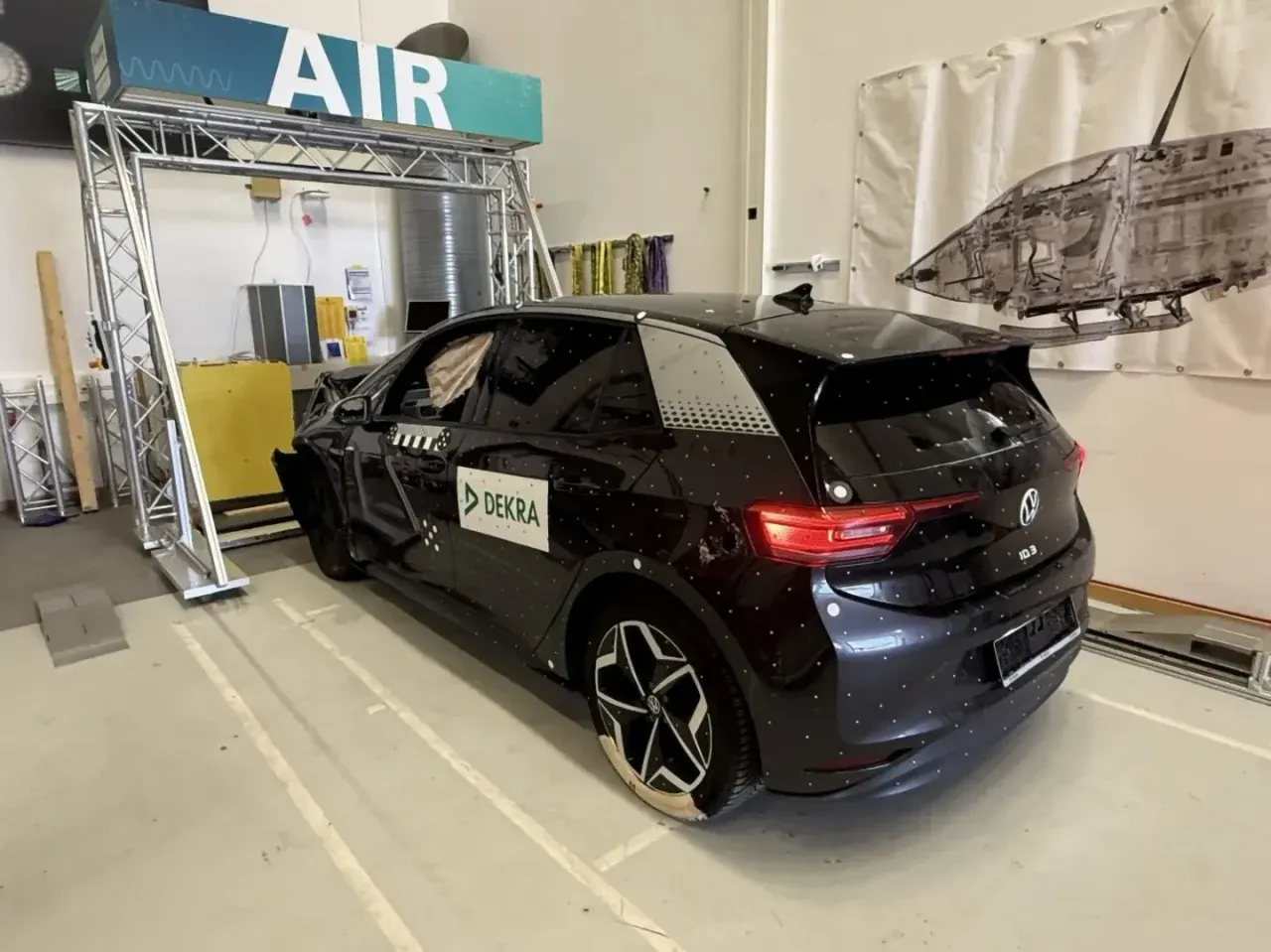 Volkswagen ID.3 nera durante un test aerodinamico DEKRA