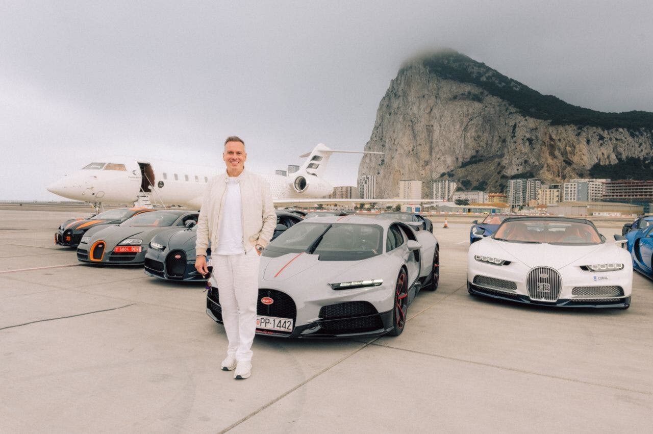 Uomo tra Bugatti e jet privato sulla pista