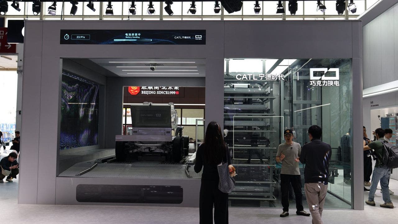 Stand CATL con sistema di sostituzione batterie per veicoli elettrici