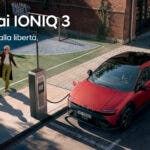 Hyundai IONIQ 3 rossa in ricarica vicino a campetto