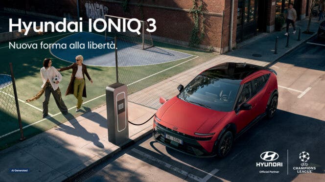 Hyundai IONIQ 3 rossa in ricarica vicino a campetto