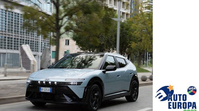 Hyundai Ioniq 5 N blu in città