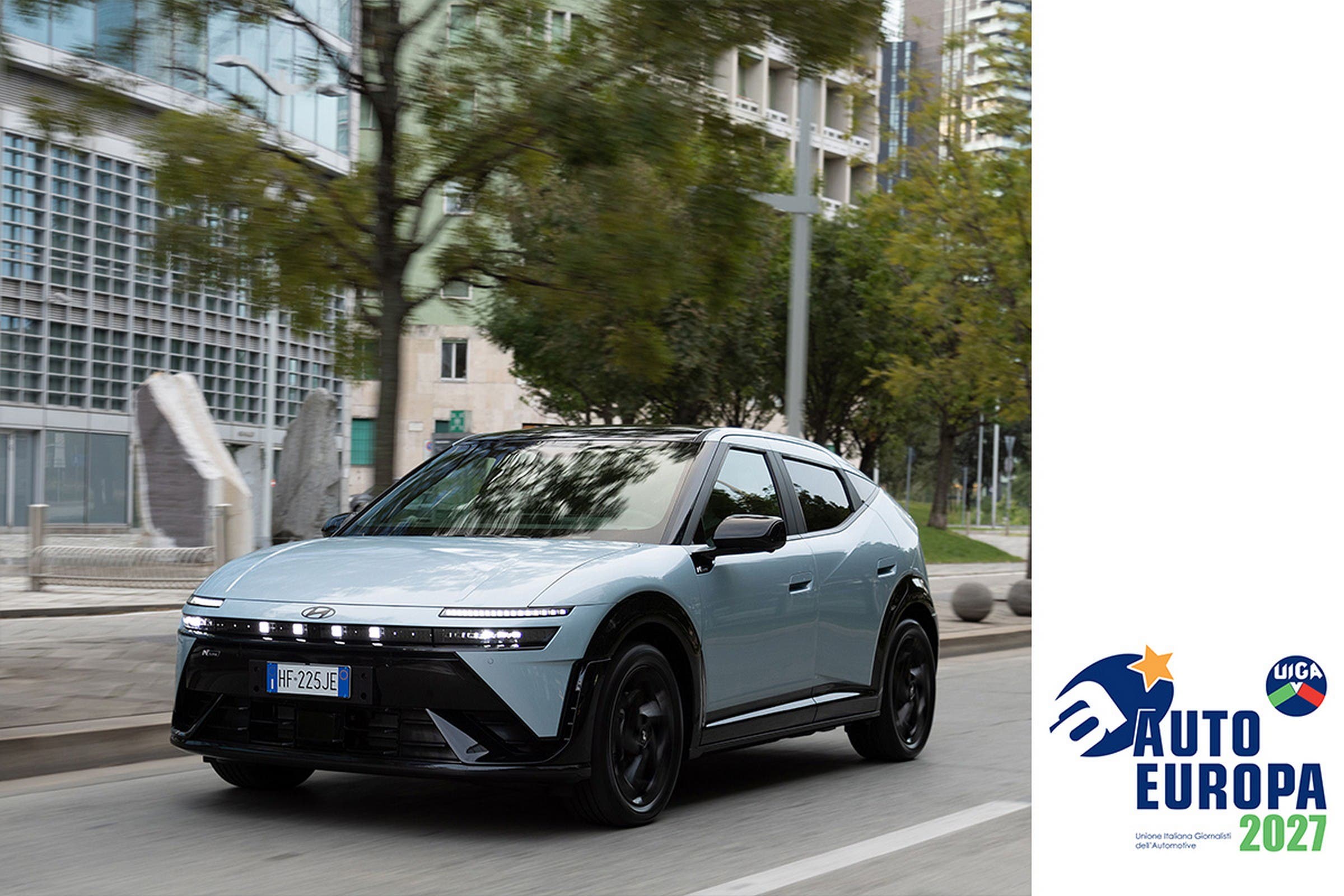 Hyundai Ioniq 5 N blu in città