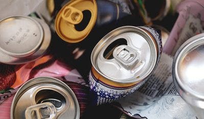Lattine di alluminio schiacciate pronte per il riciclo