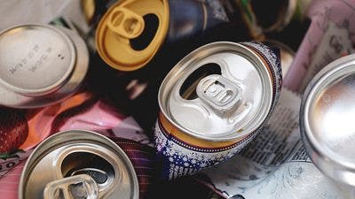 Lattine di alluminio schiacciate pronte per il riciclo
