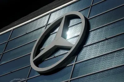 Logo Mercedes-Benz sulla facciata del Messe Frankfurt
