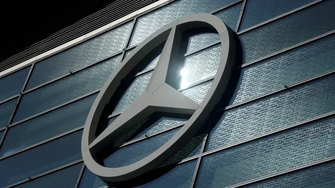 Logo Mercedes-Benz sulla facciata del Messe Frankfurt