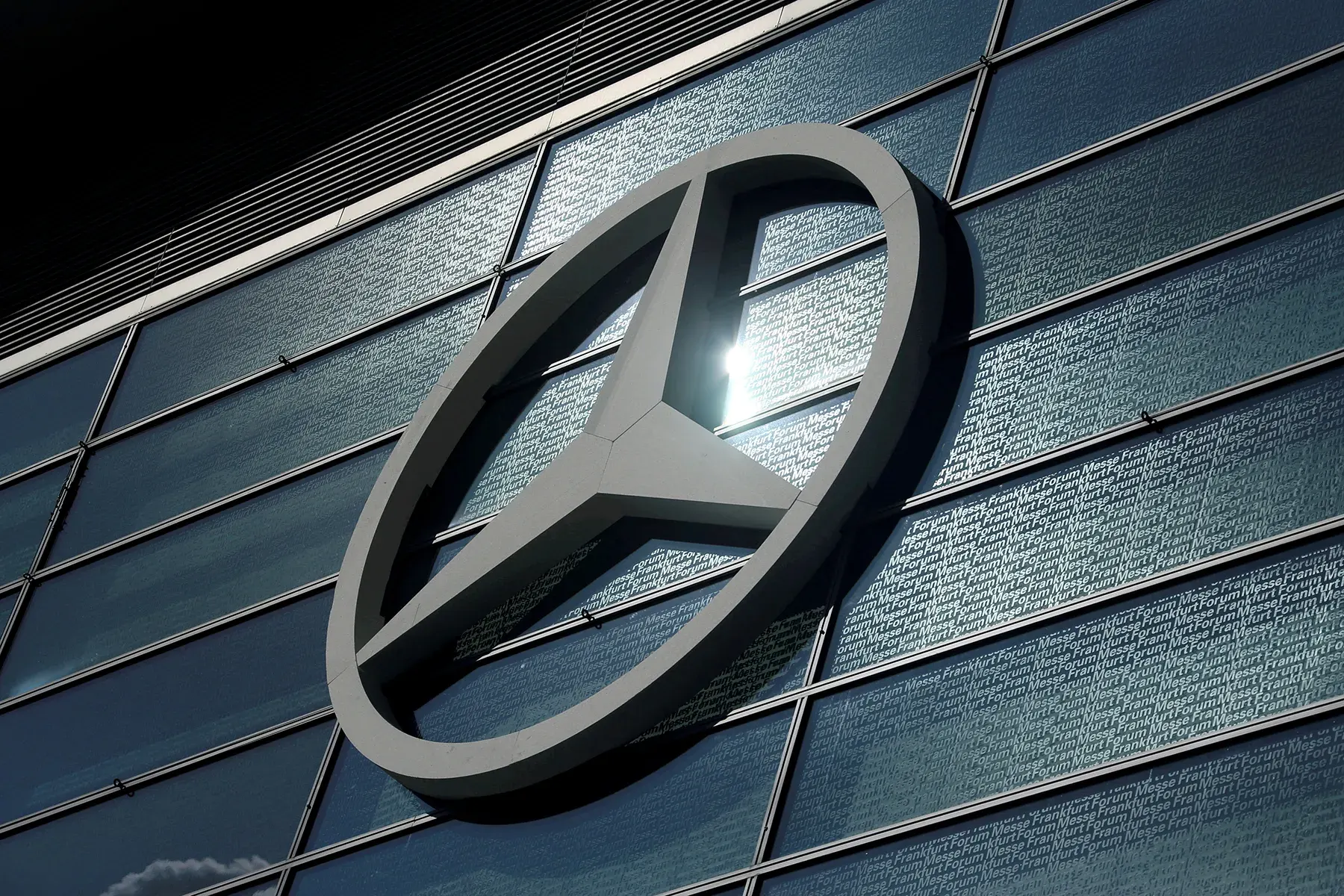 Logo Mercedes-Benz sulla facciata del Messe Frankfurt