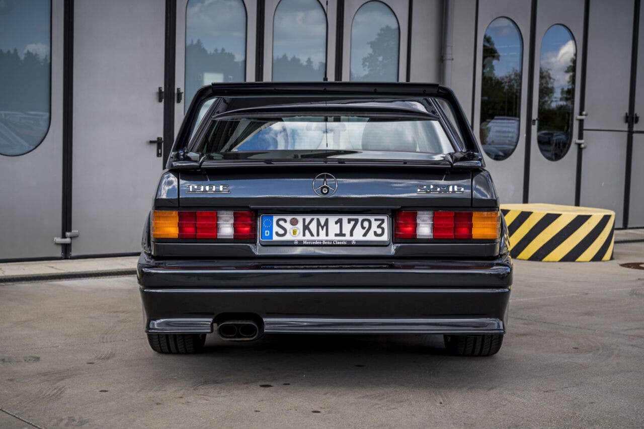 Retro di Mercedes-Benz 190 E 2.5-16 nera