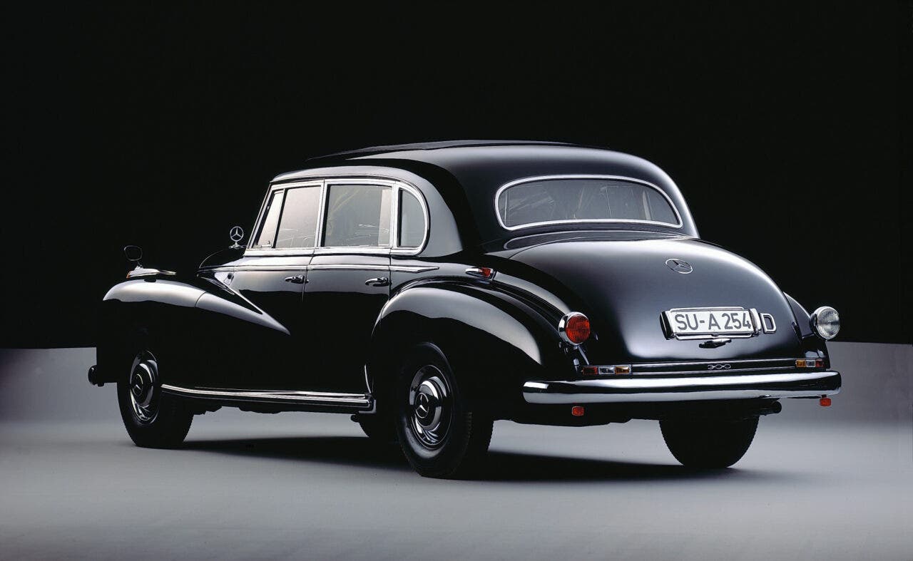 Mercedes-Benz 300 nera d'epoca vista posteriore