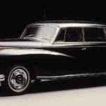 Mercedes-Benz d'epoca nera fotografata in studio