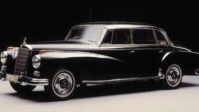 Mercedes-Benz d'epoca nera fotografata in studio