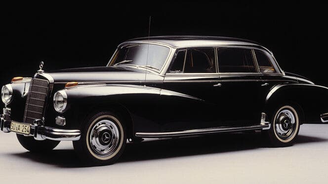 Mercedes-Benz d'epoca nera fotografata in studio