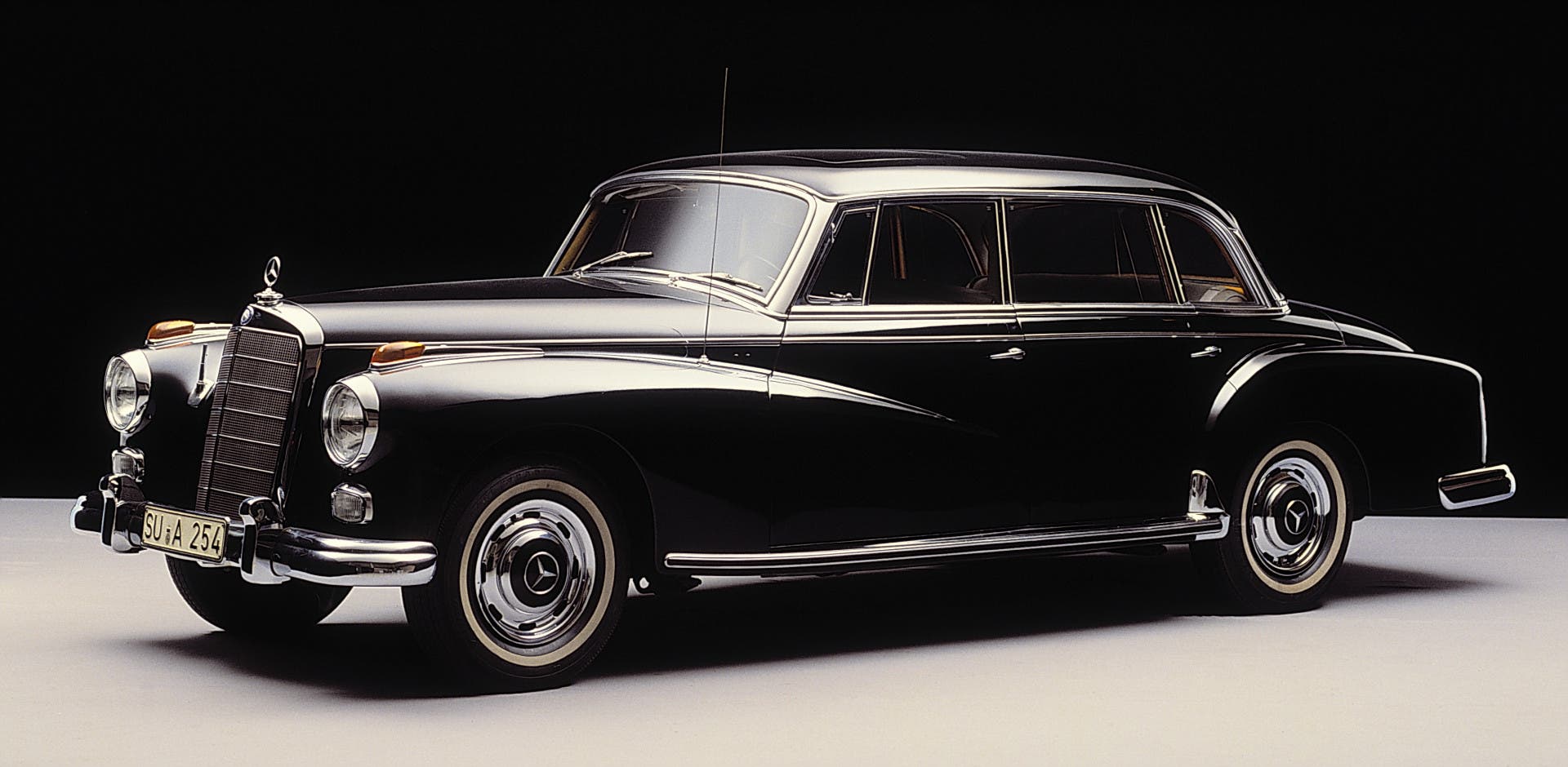 Mercedes-Benz d'epoca nera fotografata in studio