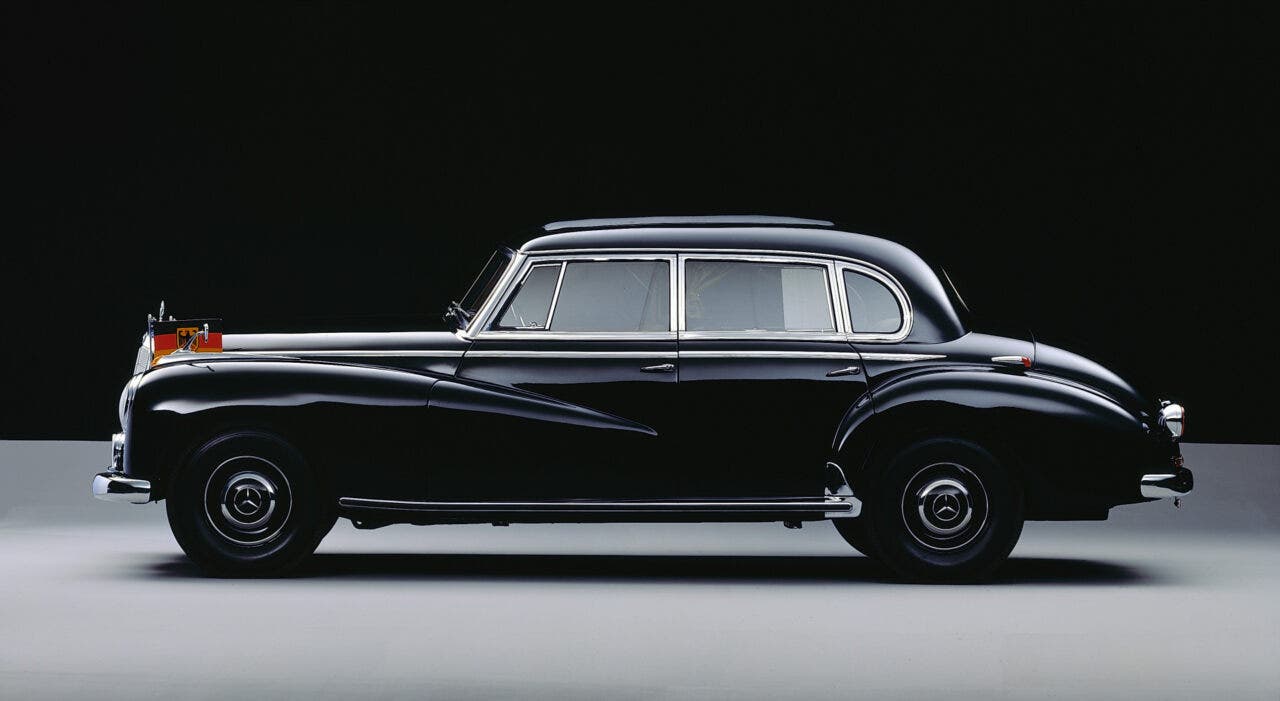 Limousine Mercedes-Benz nera d’epoca vista lateralmente
