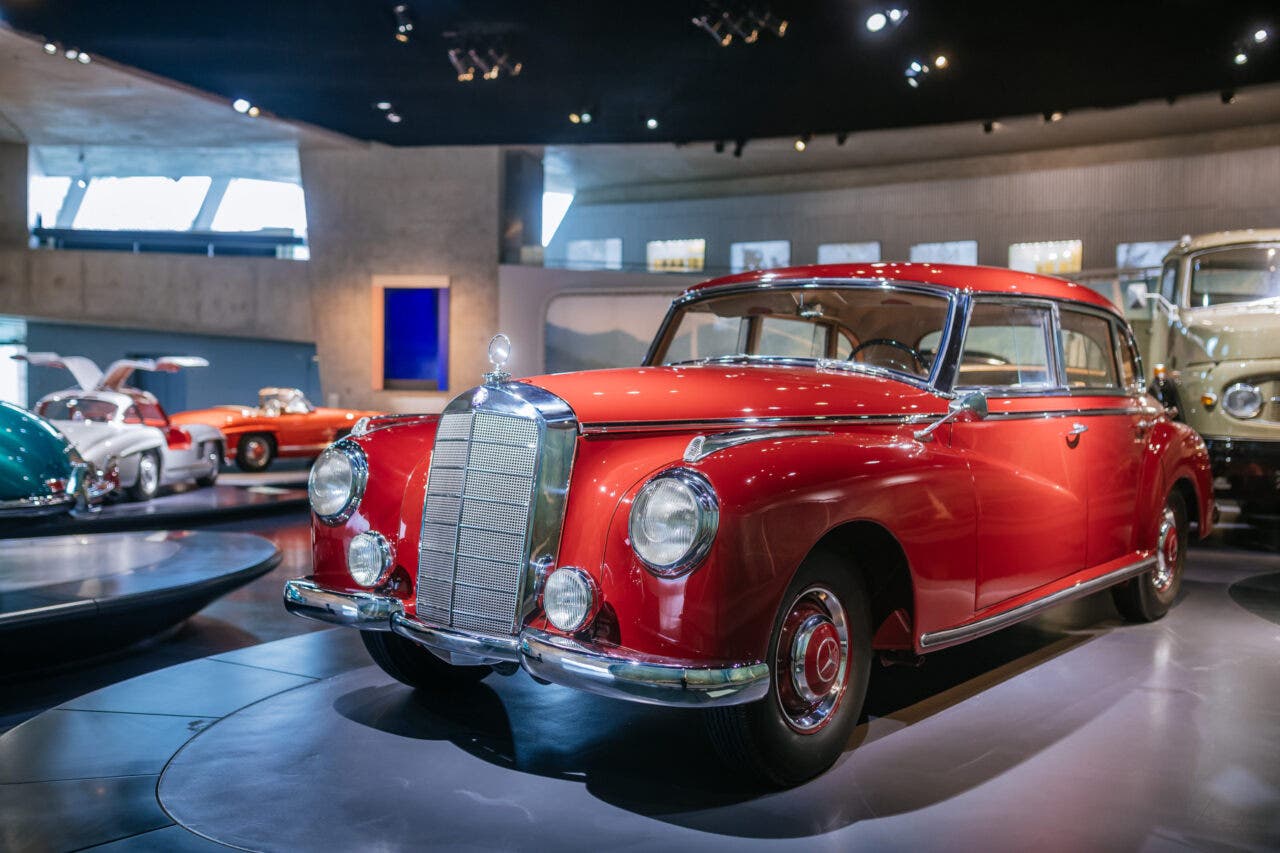 Mercedes-Benz d’epoca rossa esposta in un museo automobilistico