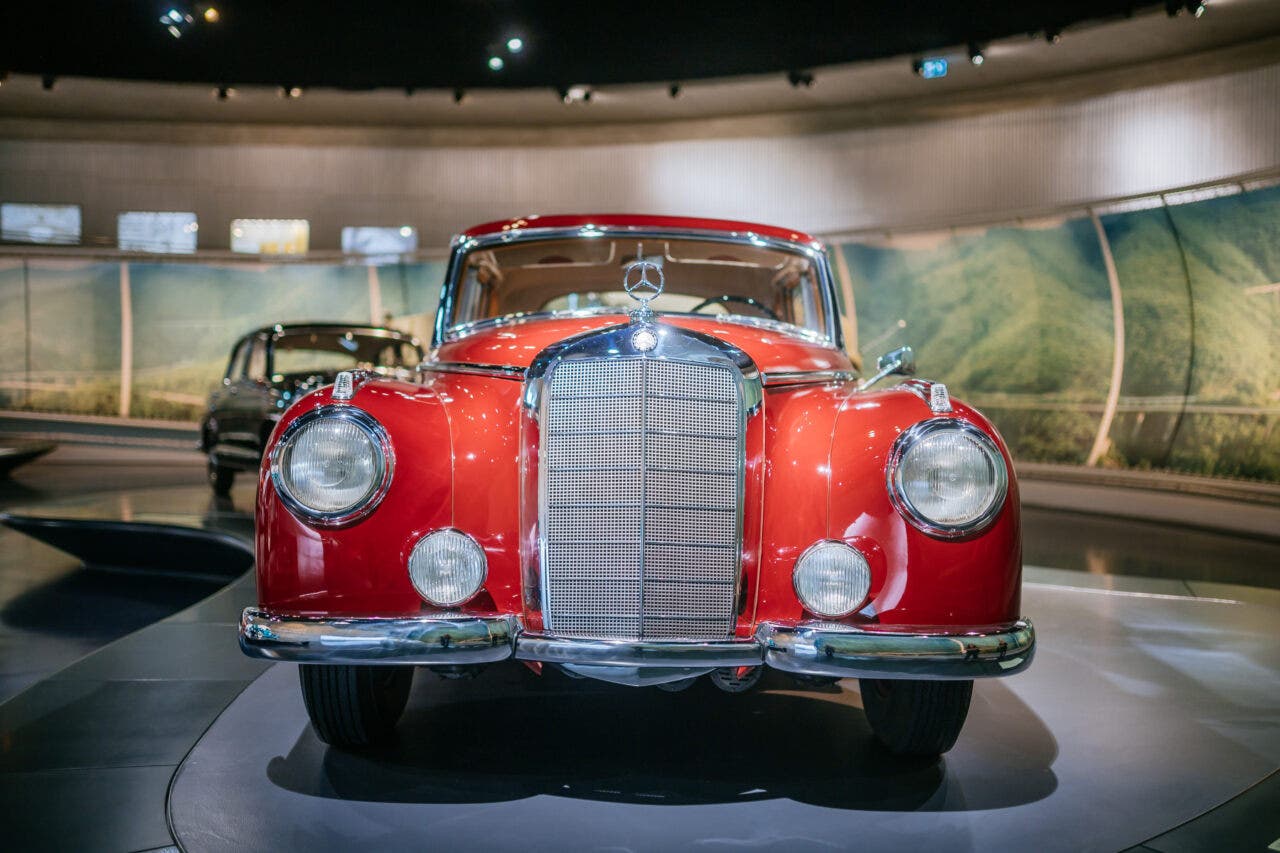 Mercedes-Benz d'epoca rossa esposta in un museo