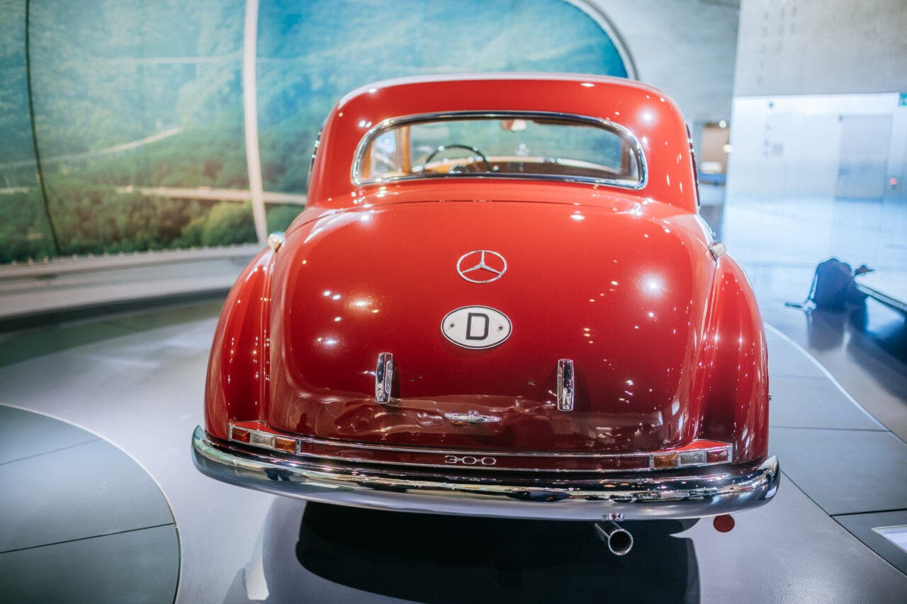 Retro di Mercedes-Benz 300 rossa d'epoca in museo