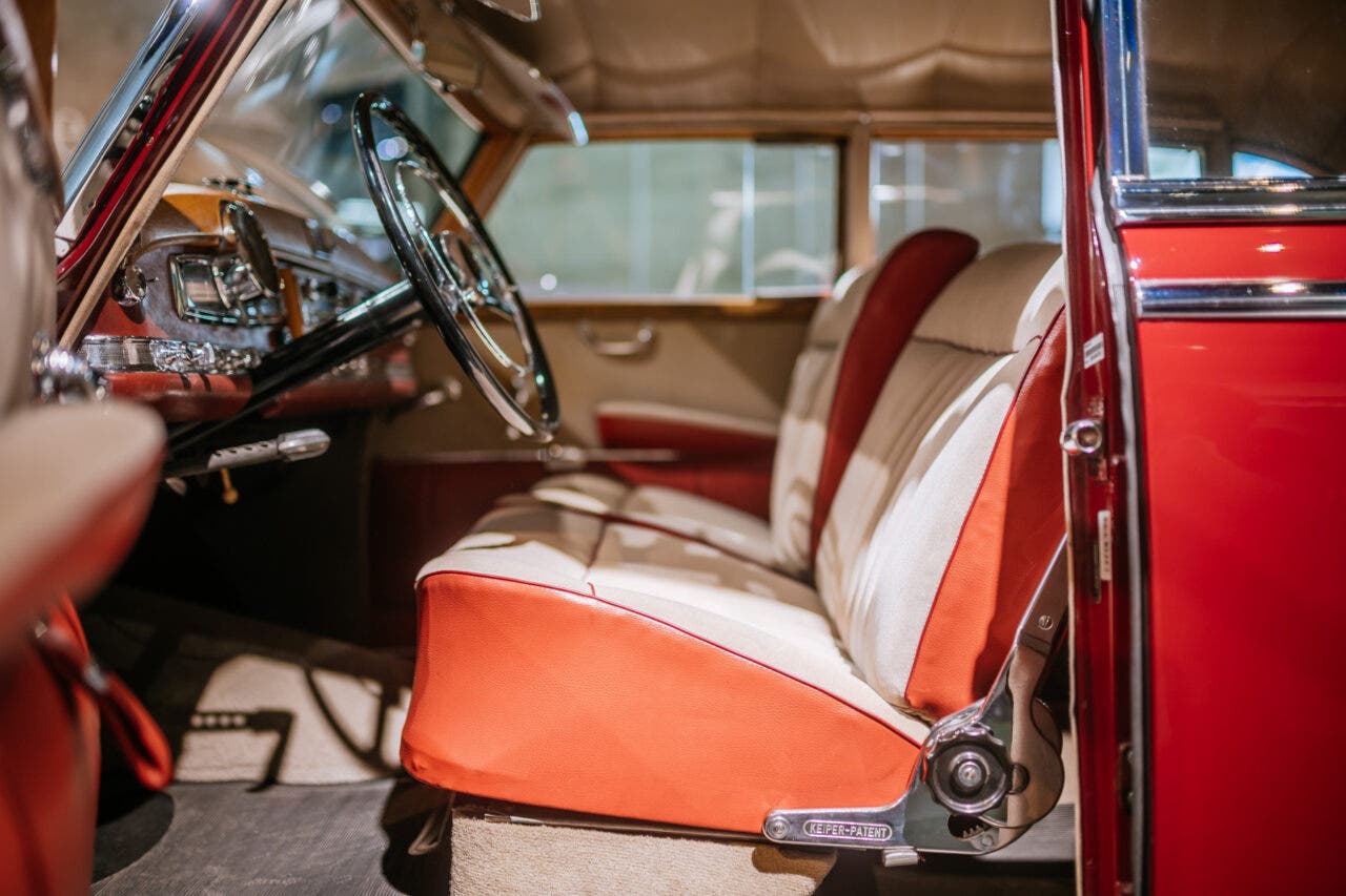 Interno di automobile d'epoca con sedili bicolore