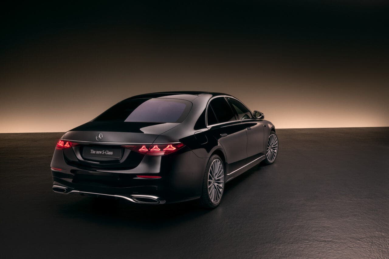 Mercedes-Benz Classe S nera vista da dietro