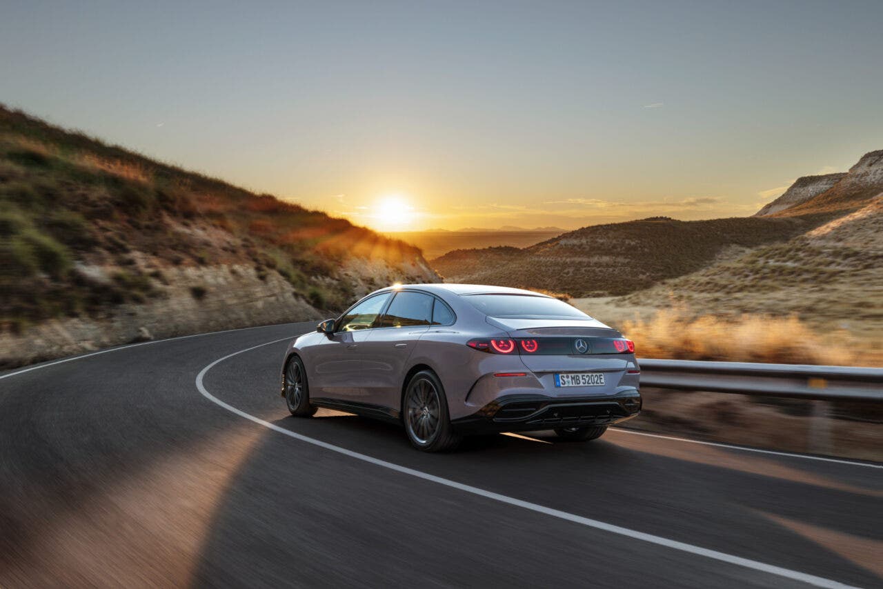 Mercedes-Benz elettrica percorre una strada panoramica al tramonto