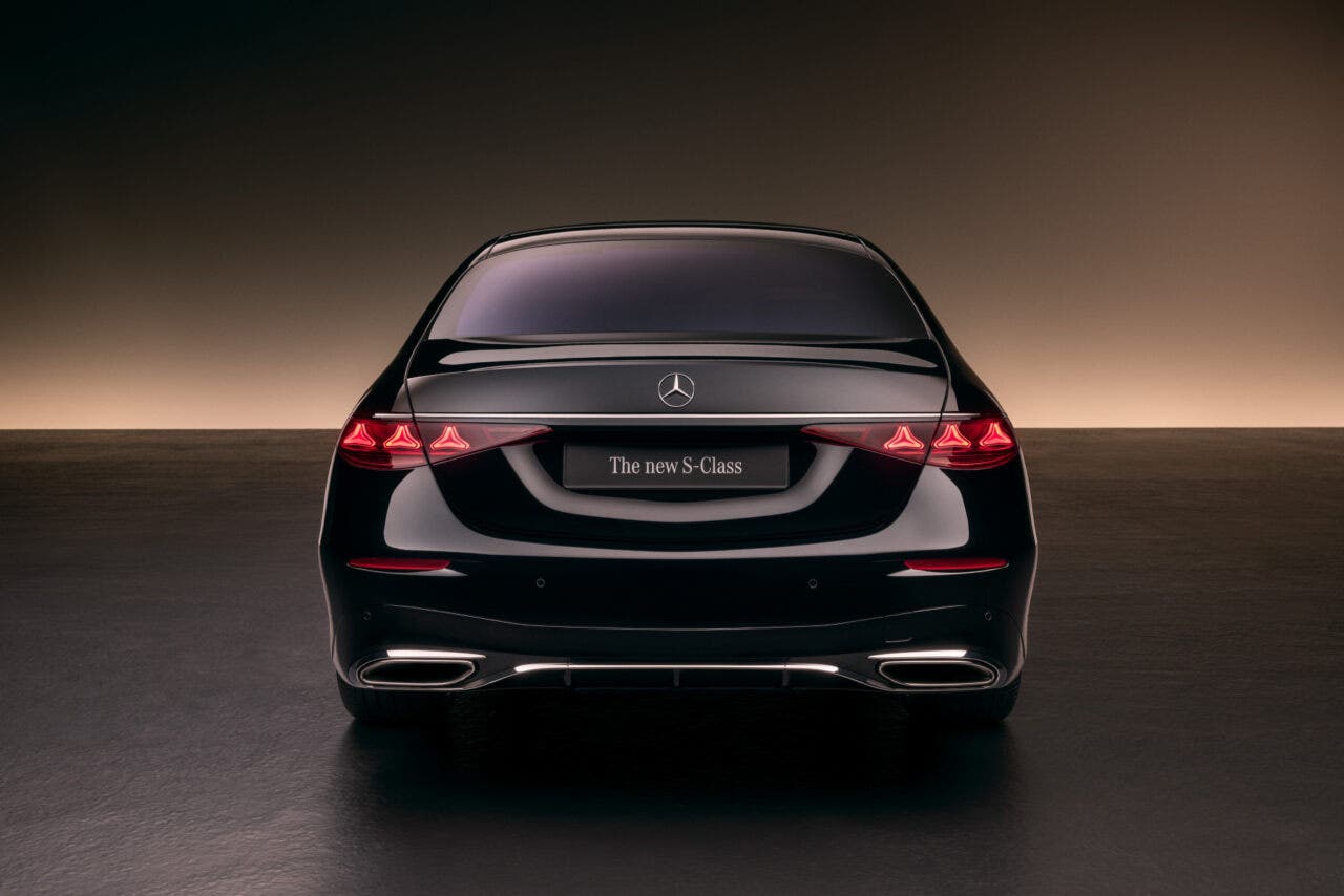 Vista posteriore di una Mercedes-Benz Classe S nera