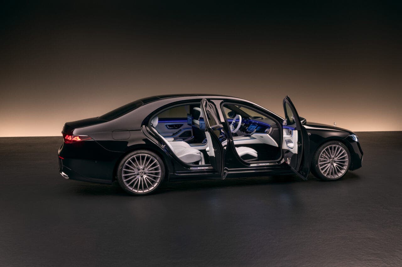 Berlina Mercedes-Benz nera con porte aperte e interni bianchi