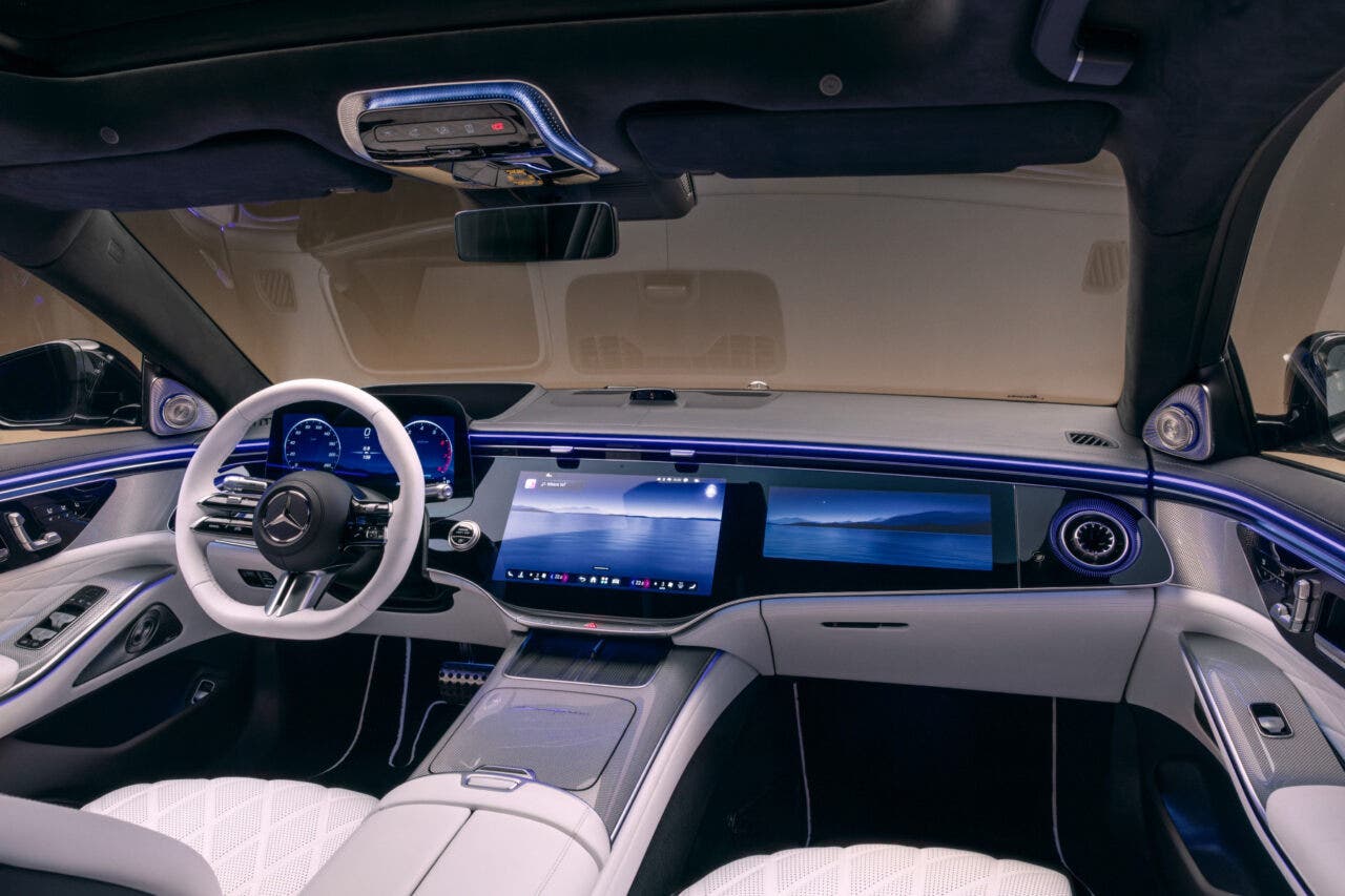 Interni lussuosi Mercedes con display digitali e luci blu