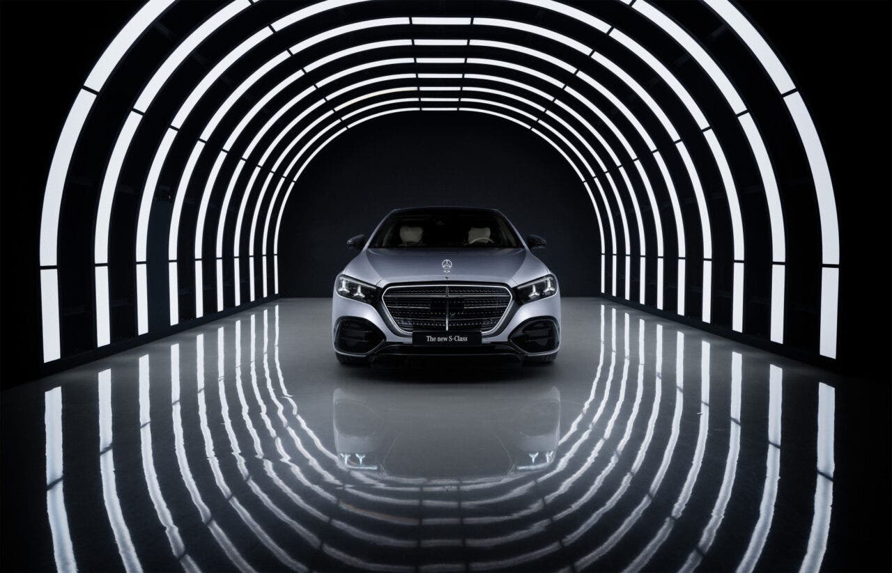 Mercedes-Benz Classe S argento in tunnel luminoso futuristico